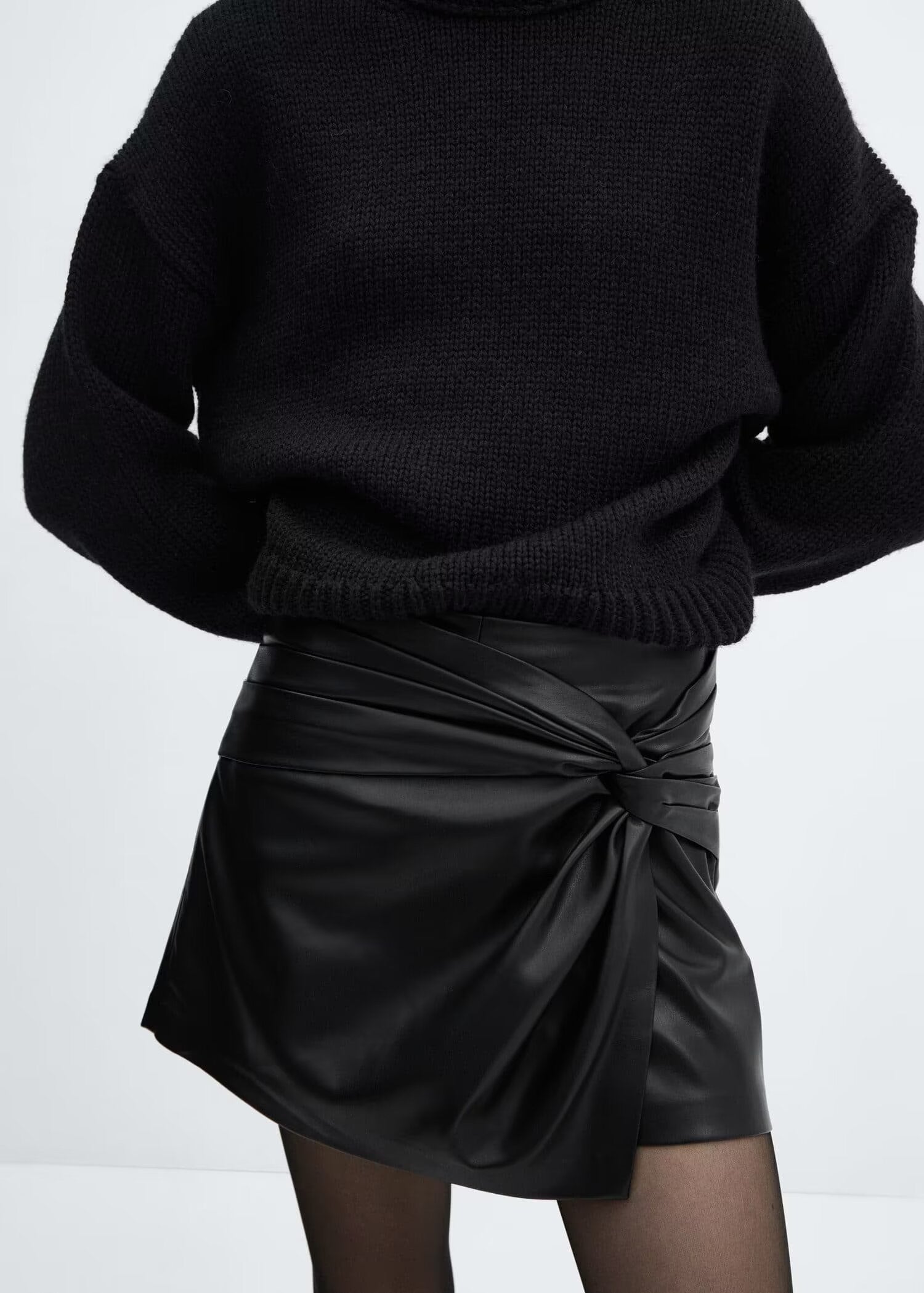 FAUX LEATHER TWISTED SHORT