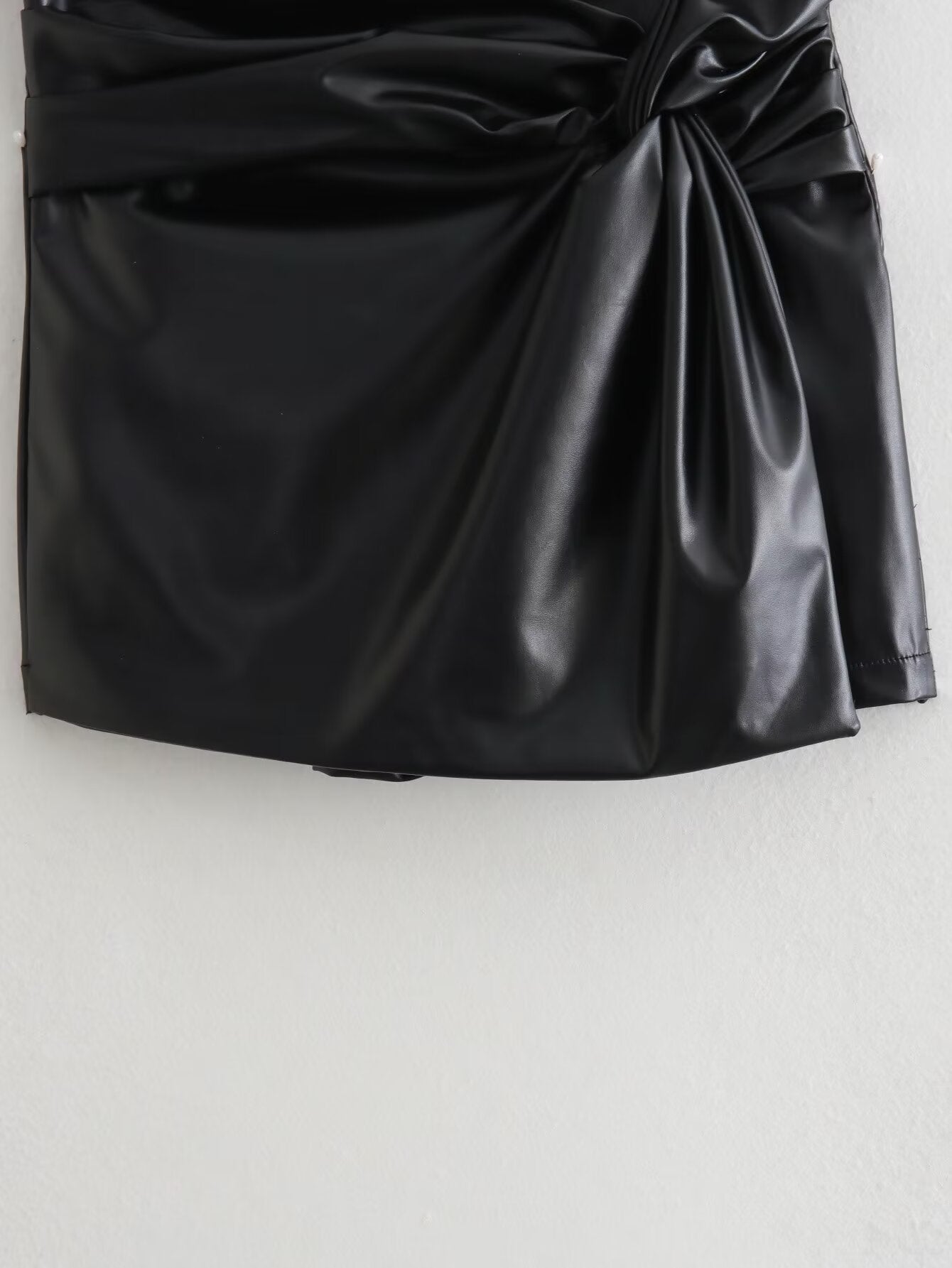 FAUX LEATHER TWISTED SHORT