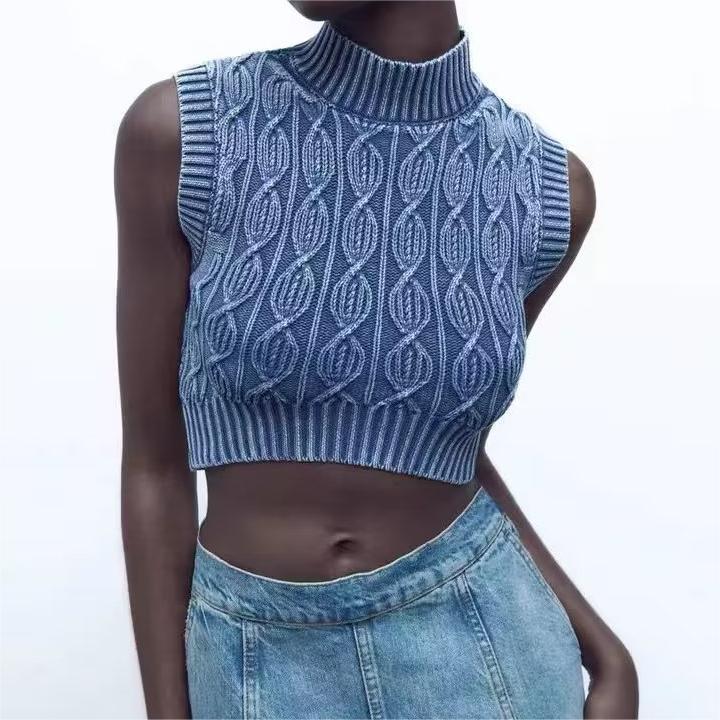 GEOMETRIC CROP TOP