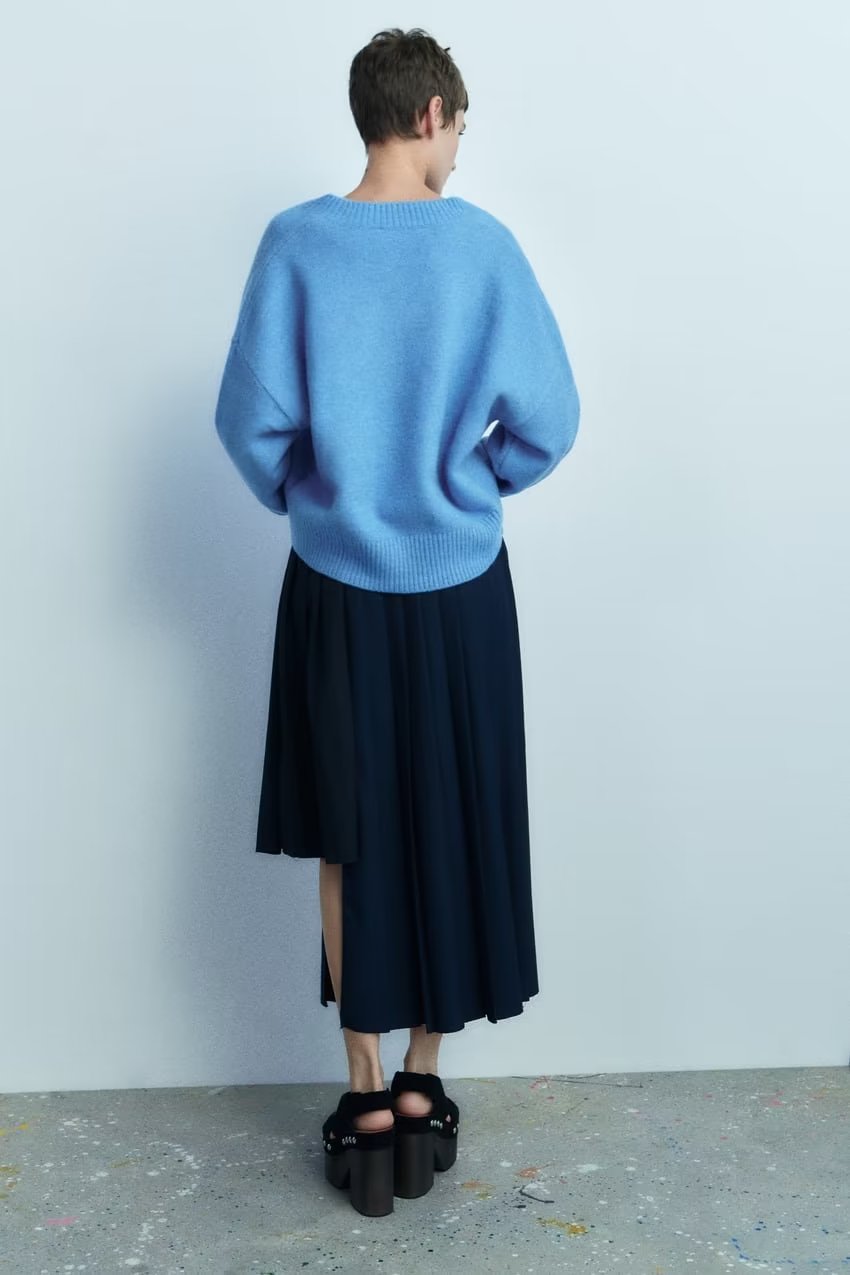 SIMPLE V NECK SWEATER